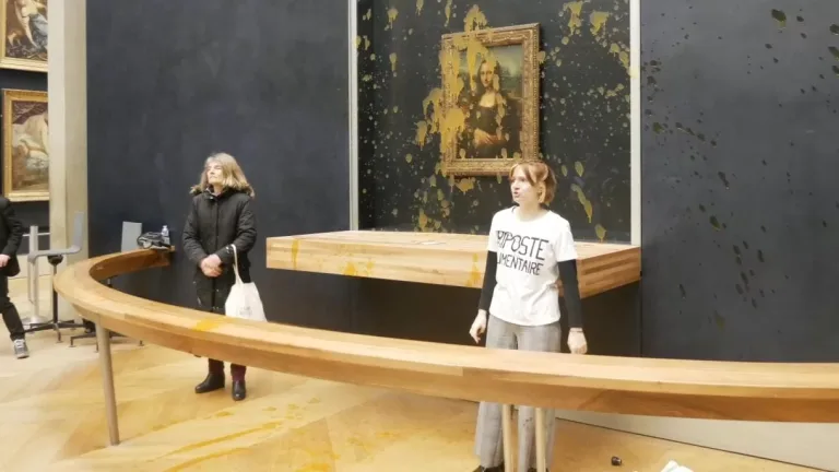 Activistas climáticas arrojan sopa sobre ‘La Mona Lisa’ en un llamado por la alimentación sostenible (Video)