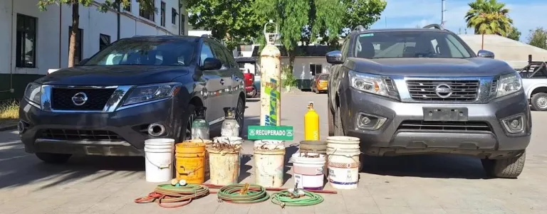 Detienen a sujeto que tenía camionetas con patentes de vehículos robados más arsenal de “miguelitos
