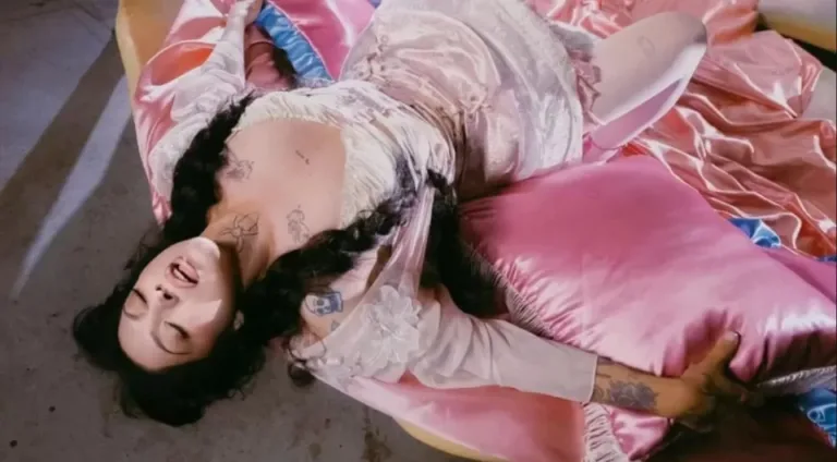 Mon Laferte responde de manera contundente a críticas del video de «Pornocracia» (Videos)