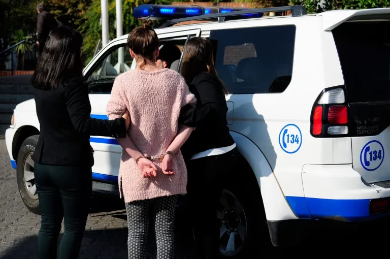 Mujer quedó en prisión preventiva por asalto a local de tragamonedas en Teno