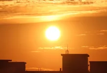 Activan Alerta Roja regional por calor extremo en el Maule atardecer-sol-edificios