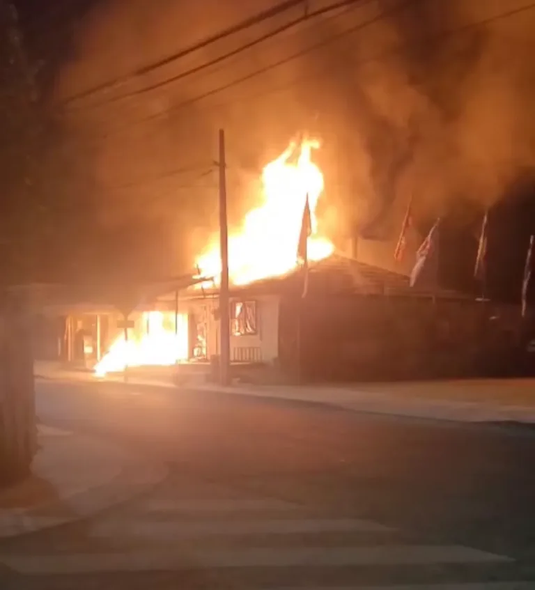Incendio afectó a local de abarrotes «Don Basty» en Licantén Incendio afectó a local de abarrotes «Don Basty» en Licantén