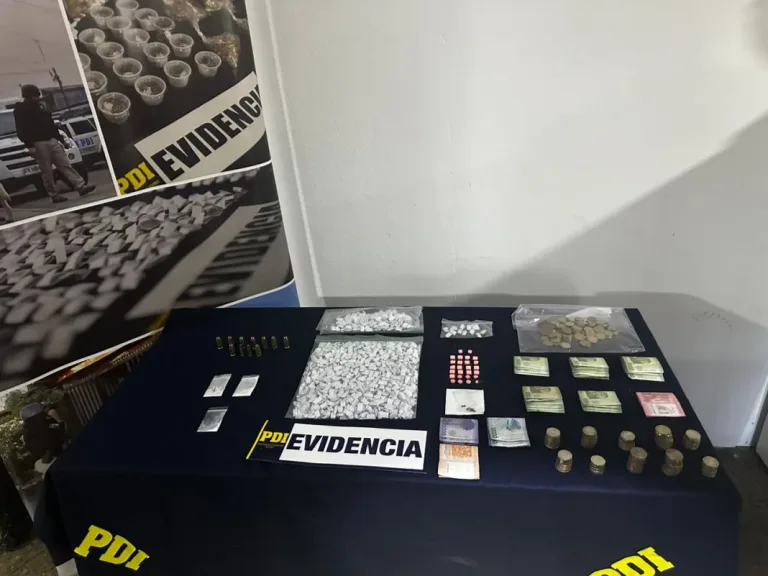 Detienen a tres sujetos por microtráfico de drogas en Curicó Detienen a tres sujetos por microtráfico de drogas en Curicó