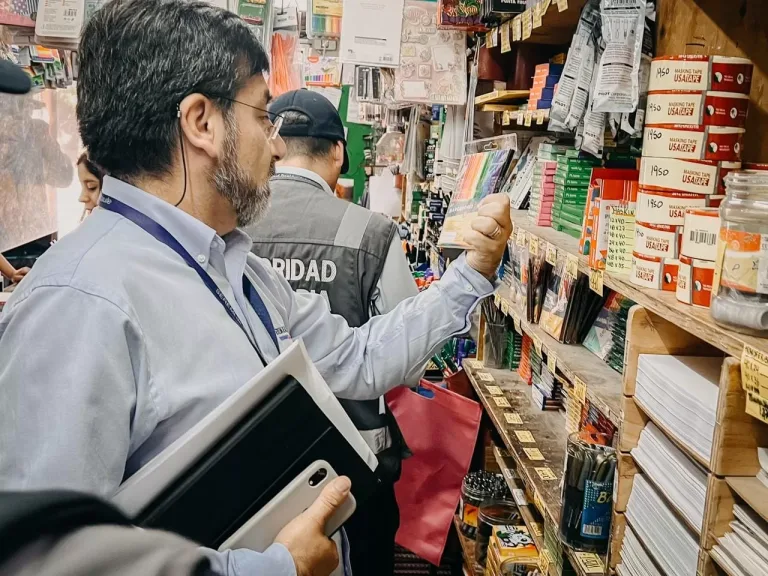 Seremi de Salud del Maule supervisa la venta de útiles escolares para garantizar el cumplimiento de normativas sanitarias
