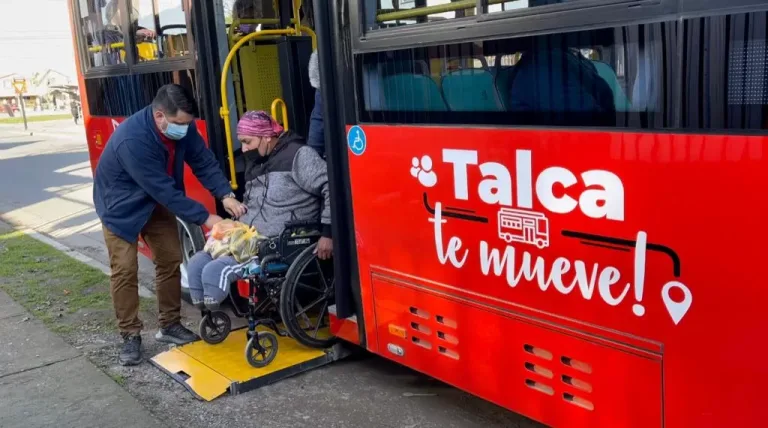 Celso Morales Muñoz presentó un bus eléctrico, sistema de transporte que propone implementar para adultos mayores en Curicó
