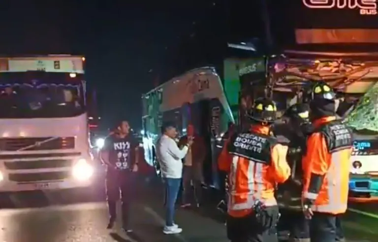Dos lesionados tras colisión entre bus y camión en Ruta 5 Sur comuna de Talca