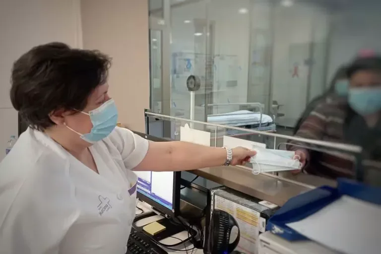 Desde este 1 de abril nuevamente será  obligatorio usar mascarillas en los servicios de urgencias públicos y privados