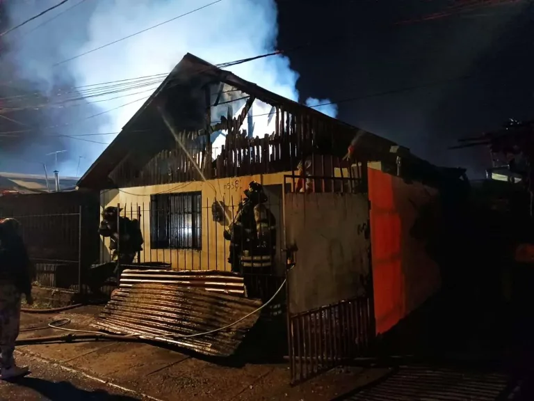 Incendio en población Manuel Rodríguez de Rancagua deja tres viviendas destruidas