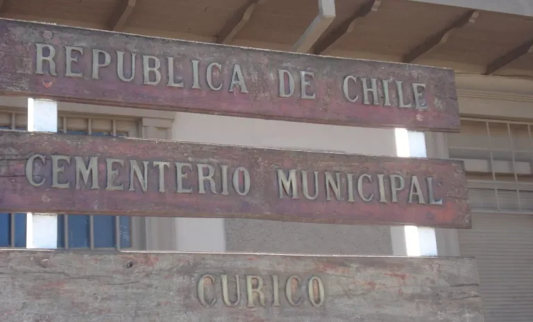 Informe de Contraloría instruye a la Municipalidad de Curicó a revisar pagos al administrador del cementerio por supuestas horas no trabajadas