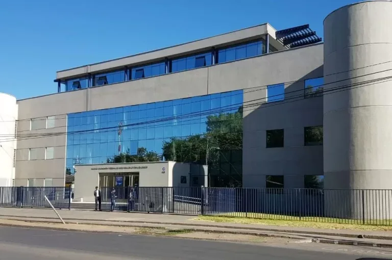 Condenan a 10 años de cárcel a adulto mayor por homicidio tras accidente de tránsito en Isla de Marchant Condenan a 10 años de cárcel a adulto mayor por homicidio tras accidente de tránsito en Isla de Marchant
