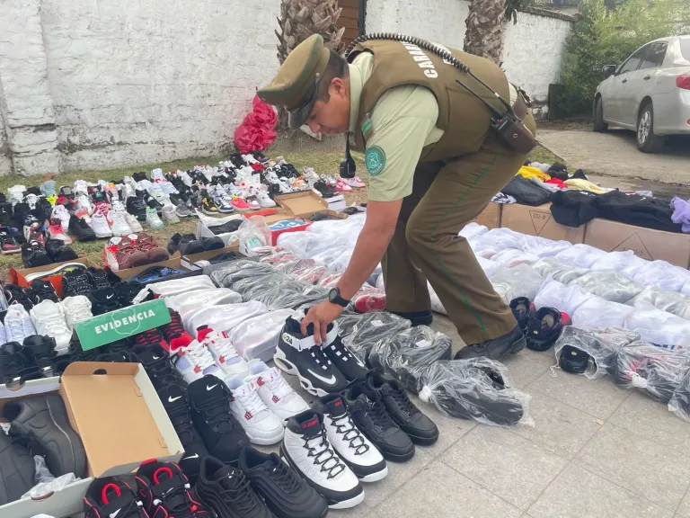 Detienen a sujeto que vendía ropa falsificada en el centro de Curicó.