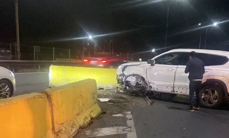 Accidente en salida a Ruta 5 Sur en Curicó: Vehículo impacta barreras de concreto Accidente en salida a Ruta 5 Sur en Curicó: Vehículo impacta barreras de concreto