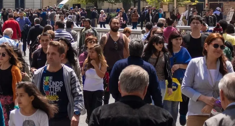 Encuesta Cadem: Chilenos evalúan el sistema político con 3,1 y respaldan la reducción de parlamentarios