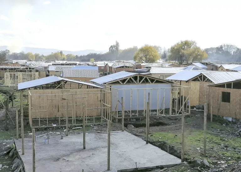 Ordenan Desalojo de la Toma Dragones Sur en Curicó