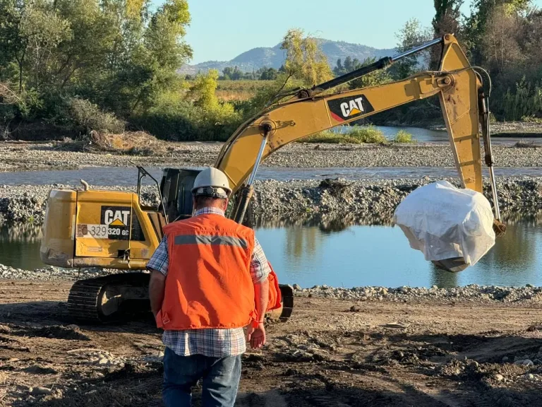Avanzan obras de enrocado para proteger a los sectores de Convento Viejo y Tutuquén