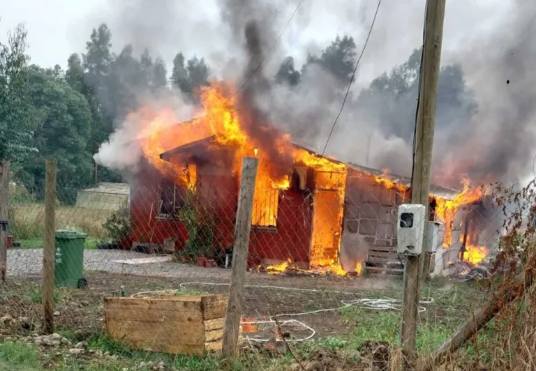 Incendio devasta vivienda en el sector Puente Alto de Itahue, Molina