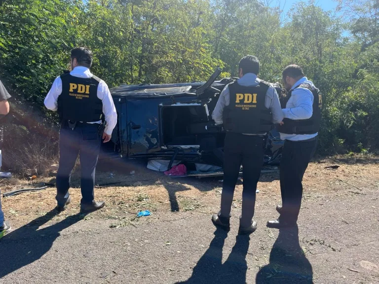 Jefe de la PDI del Maule asiste a víctimas de accidente de tránsito en ruta 5 sur y encuentra drogas en vehículo siniestrad