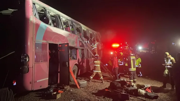 Trágico accidente de bus en Calama deja dos muertos y 40 lesionados Trágico accidente de bus en Calama deja dos muertos y 40 lesionados