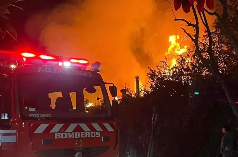 Pese a los esfuerzos desplegados falleció abuelita rescatada en incendio de su vivienda en Curicó Pese a los esfuerzos desplegados falleció abuelita rescatada en incendio de su vivienda en Curicó
