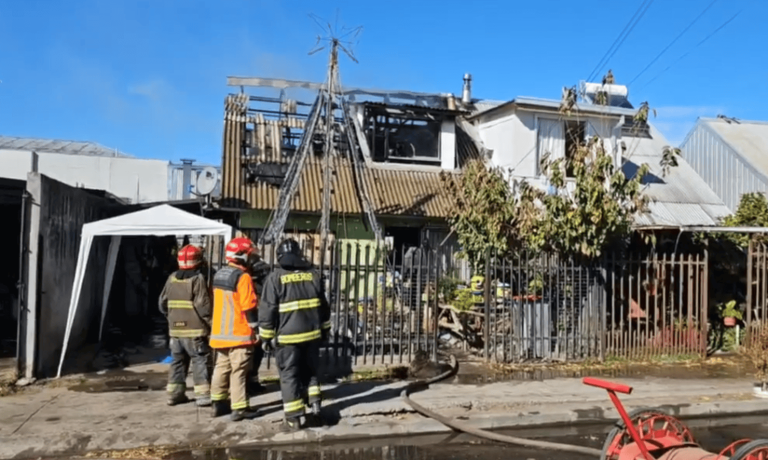 Incendio afectó vivienda de un voluntario del Cuerpo de Bomberos de Curicó: cinco personas resultaron damnificadas (Video) Incendio afectó vivienda de un voluntario del Cuerpo de Bomberos de Curicó: cinco personas resultaron damnificadas (Video)