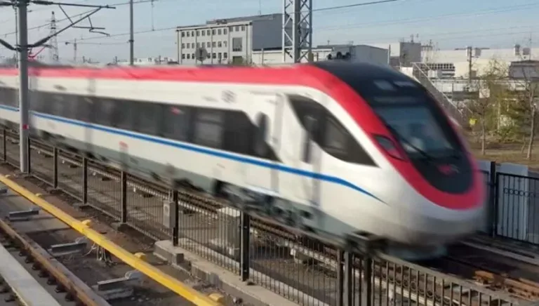 Molestia de los usuarios de EFE porque el tren más rápido de Sudamérica no se detendrá en Curicó (Videos) Molestia de los usuarios de EFE porque el tren más rápido de Sudamérica no se detendrá en Curicó (Videos)