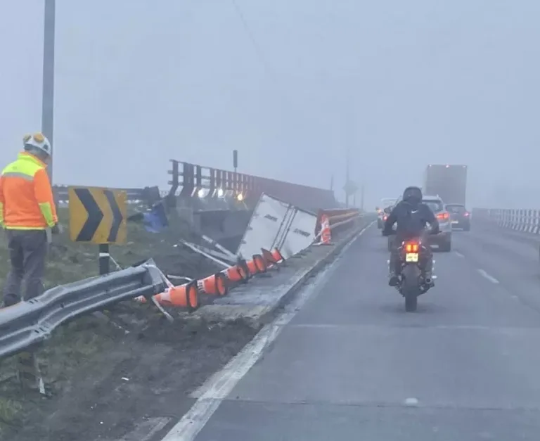 Camionero resultó lesionado en un accidente de tránsito en el paso superior Maquehua, Curicó Camionero resultó lesionado en un accidente de tránsito en el paso superior Maquehua, Curicó