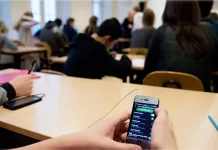 Celular en sala de clases