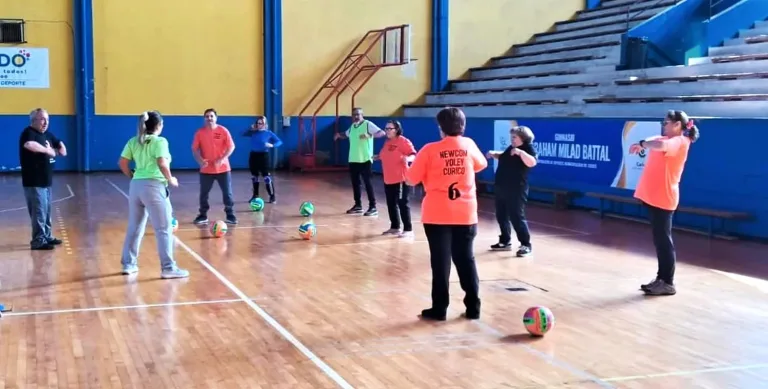 Cupos disponibles para participar en el taller gratuito de NewCom Vóleibol dirigido a personas mayores en Curicó Cupos disponibles para participar en el taller gratuito de NewCom Vóleibol dirigido a personas mayores en Curicó