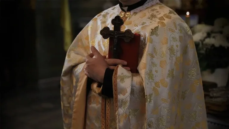 Expulsan de la Iglesia Católica a sacerdote acusado de abusar sexualmente de una mujer en un ritual de exorcismo Expulsan de la Iglesia Católica a sacerdote acusado de abusar sexualmente de una mujer en un ritual de exorcismo