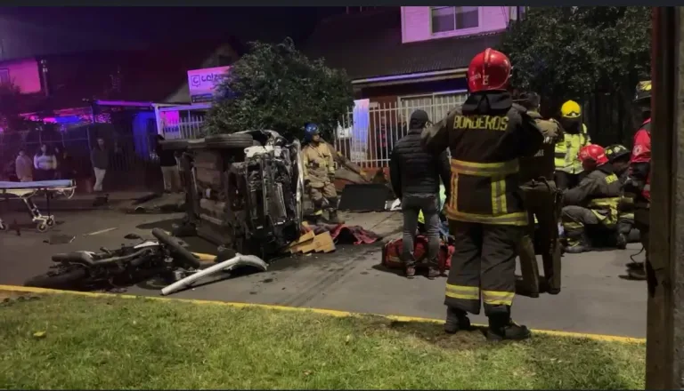 Violenta colisión en villa Galilea motivo el traslado de los organismos de emergencia de Curicó Violenta colisión en villa Galilea motivo el traslado de los organismos de emergencia de Curicó
