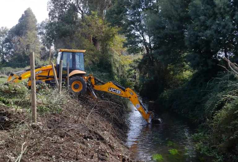 El Municipio de Curicó intensifica la limpieza de canales en preparación para el invierno 2024 El Municipio de Curicó intensifica la limpieza de canales en preparación para el invierno 2024