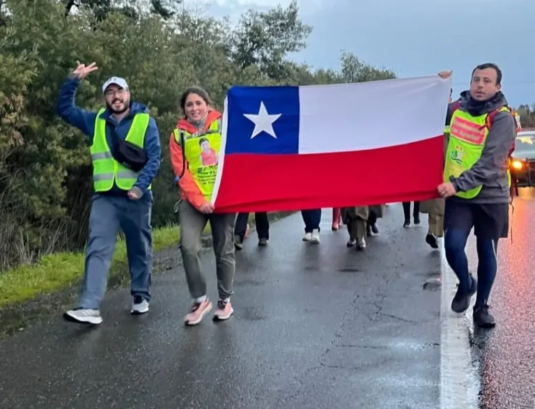 Un viaje de esperanza: madre camina desde Chiloé hasta la Región Metropolitana para financiar el tratamiento médico de su hijo