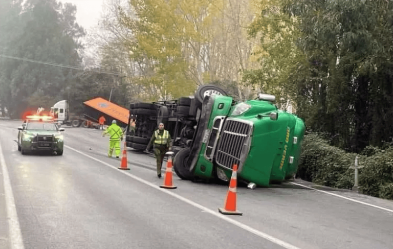 Violento choque entre camiones en Puente Peumo provocó gran congestión en la Carreta de la Fruta