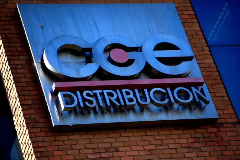Vecinos de Curicó exigen soluciones a la empresa CGE frente a constantes cortes de energía Eléctrica Vecinos de Curicó exigen soluciones a la empresa CGE frente a constantes cortes de energía Eléctrica