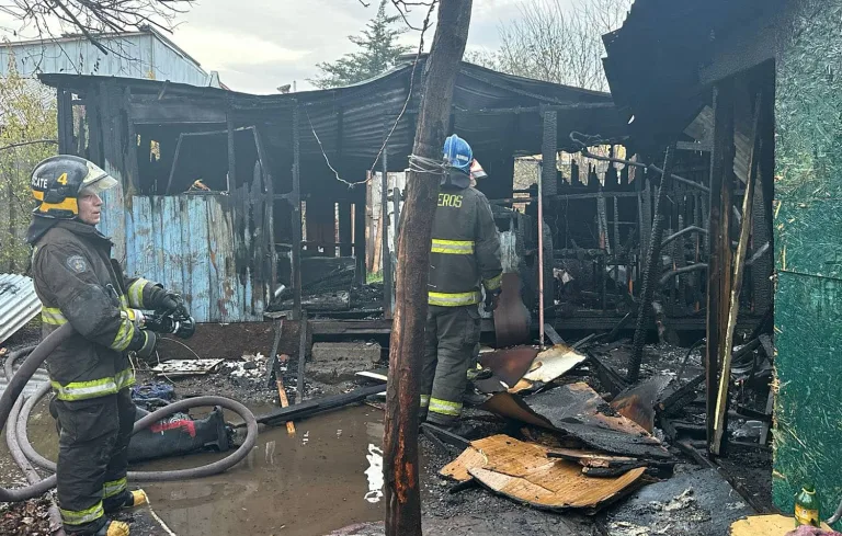 Una vivienda resultó destruida por un incendio en el sector sur poniente de Curicó (Video)