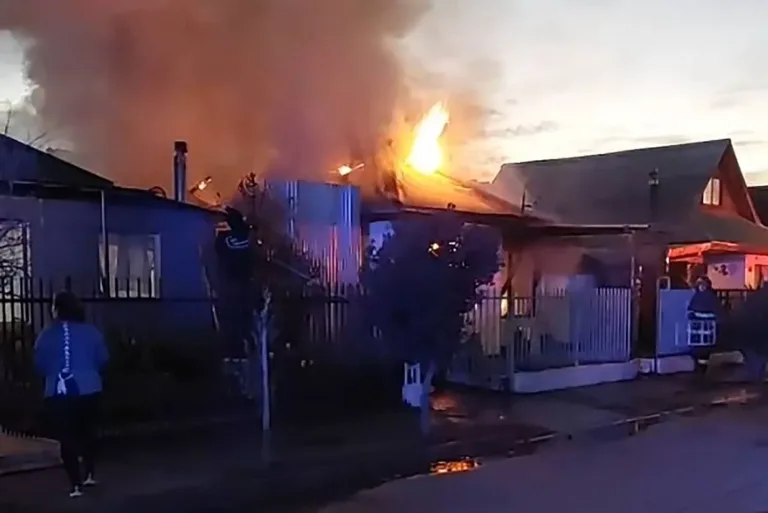 Incendio consumió vivienda en Villa Millaray de Curicó (Video) Incendio consumió vivienda en Villa Millaray de Curicó (Video)