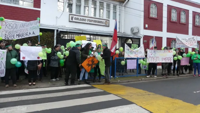 Apoderados se manifestaron frente al Colegio Providencia de Parral por presunto abuso contra una menor