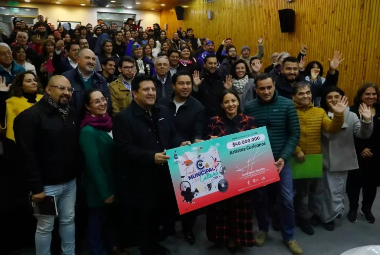 El alcalde Javier Muñoz se reunió con los beneficiarios del Fondo Municipal de Cultura en Curicó El alcalde Javier Muñoz se reunió con los beneficiarios del Fondo Municipal de Cultura en Curicó