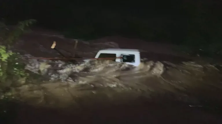 Vehículo cae a tranque en medio de alerta por evacuación preventiva tras intensas lluvias en San Vicente Vehículo cae a tranque en medio de alerta por evacuación preventiva tras intensas lluvias en San Vicente