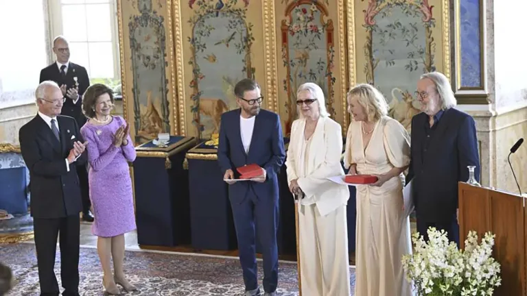 Integrantes de ABBA recibieron la Real Orden de Vasa de Manos del Rey Carlos XVI Gustavo de Suecia Integrantes de ABBA recibieron la Real Orden de Vasa de Manos del Rey Carlos XVI Gustavo de Suecia