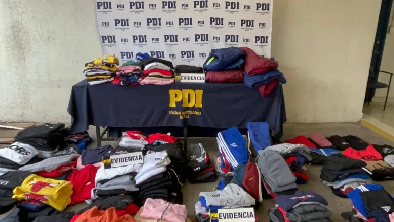 PDI detiene a dos individuos por comercialización de ropa falsificada avaluada en más de 7 millones PDI detiene a dos individuos por comercialización de ropa falsificada avaluada en más de 7 millones
