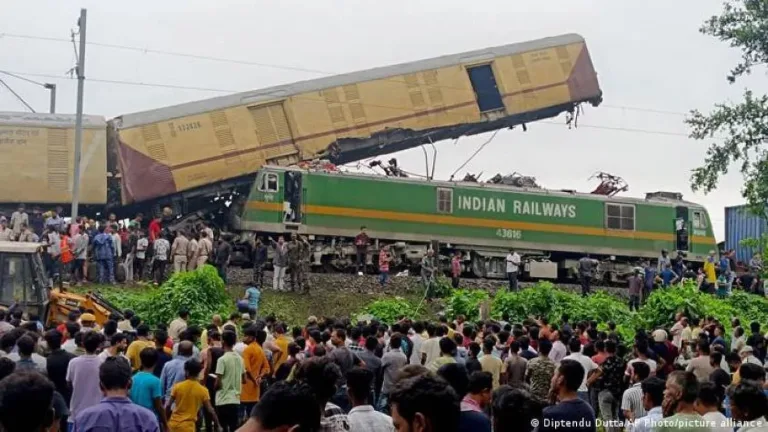 Trágico choque de trenes en Bengala Occidental deja 15 muertos y más de veinte heridos