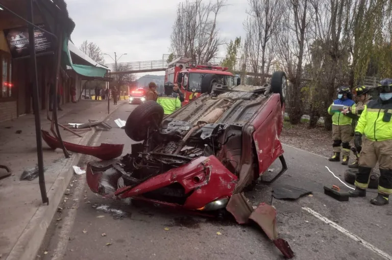 Volcamiento de vehículo en Pelequén moviliza a equipos de emergencia