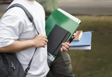 Este lunes se publican los resultados PAES: conoce el calendario de postulaciones y matrículas de la Admisión 2026 college-students-cramming-outdoor