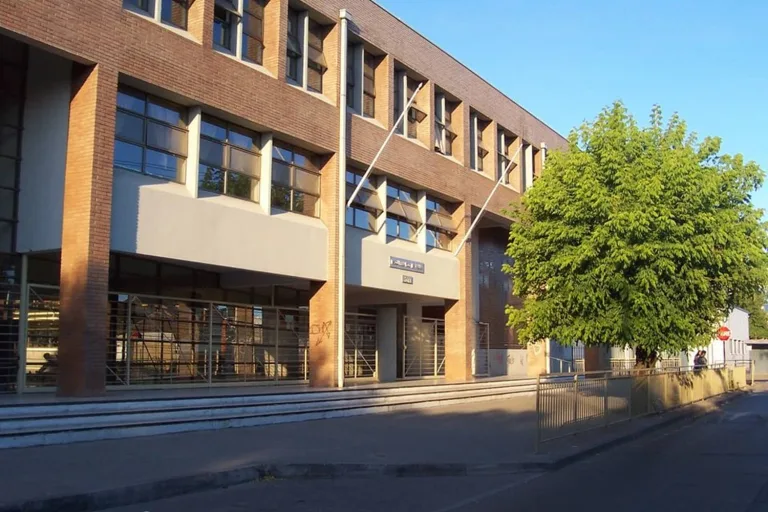 La Escuela España de Curicó retoma las clases tras intensivas reparaciones para mejorar la seguridad de los estudiantes La Escuela España de Curicó retoma las clases tras intensivas reparaciones para mejorar la seguridad de los estudiantes