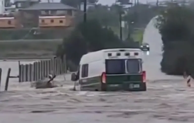 Furgón de Carabineros fue arrastrada por el caudal de un río en Quillota (Video) Furgón de Carabineros fue arrastrada por el caudal de un río en Quillota (Video)