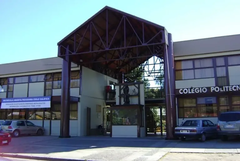 Estudiantes del Politécnico San José de Curicó beneficiados por la gestión del Diputado Hugo Rey para la climatización de aulas Estudiantes del Politécnico San José de Curicó beneficiados por la gestión del Diputado Hugo Rey para la climatización de aulas
