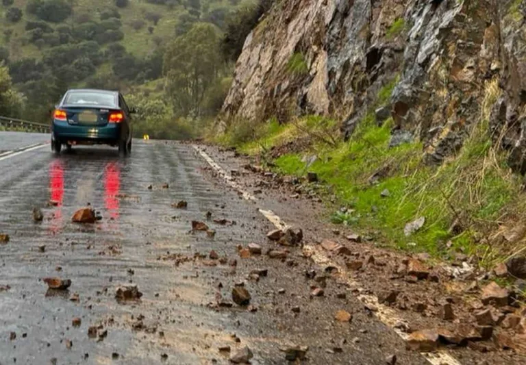 Precaución al Viajar: Reportan caída de rocas en la Ruta K-16 entre Sagrada Familia y Villa Prat