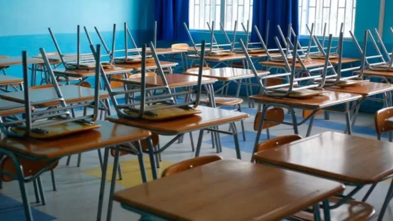 Mineduc autoriza suspensión excepcional de clases en regiones afectadas por lluvias Mineduc autoriza suspensión excepcional de clases en regiones afectadas por lluvias