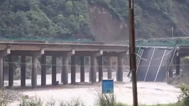 Desastre en China: Colapso de Puente en Shangluo deja al menos 11 víctimas fatales y varios desaparecidos